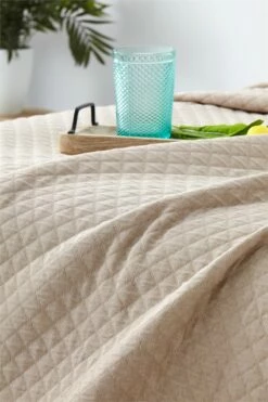 Vipalia - Colcha Bouti Pique 30% Algodón - 70% Poliester. Modelo Silver Cama 150 Cm - 250x260 Cm, Color Beige/Marfil 12 Vipalia - Colcha Bouti Pique 30% Algodón - 70% Poliester. Modelo Silver Cama 150 Cm - 250x260 Cm, Color Beige/Marfil -Forros De Cama Ventas 2024 41c7ea44a95ef2e6acce77989e61685182dd8d88 c203b2f7092c49fd9e87383941d14c63