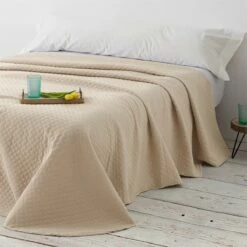 Vipalia - Colcha Bouti Pique 30% Algodón - 70% Poliester. Modelo Silver Cama 105 Cm - 200x260 Cm, Color Beige/Marfil 16 Vipalia - Colcha Bouti Pique 30% Algodón - 70% Poliester. Modelo Silver Cama 105 Cm - 200x260 Cm, Color Beige/Marfil -Forros De Cama Ventas 2024 74872749e91cb53d76d3cd9ac28917f51f16ebc2 54b7c8556b2148de8eb3d9d20467dc6b