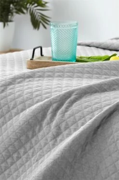 Vipalia - Colcha Bouti Pique 30% Algodón - 70% Poliester. Modelo Silver Cama 135 Cm - 235x260 Cm, Color Gris/Plata 12 Vipalia - Colcha Bouti Pique 30% Algodón - 70% Poliester. Modelo Silver Cama 135 Cm - 235x260 Cm, Color Gris/Plata -Forros De Cama Ventas 2024 9f590aed77394f9641753e964ca98722564d1917 1b47fae968044e339c1adce8d4e996c0