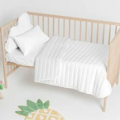 Dash Colcha Cuna (100x130 Cm) Blanco -Forros De Cama Ventas 2024 c99153314929b1c0064288d9b290d384cfdb4a84 3488926c1c96486b97eddffa59f4c106