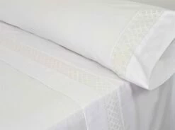 Juego Sábanas ELISA Blanco -Forros De Cama Ventas 2024 e42d3ac0a27af9c7828363c3b9ed28e2cd5e652a ELISA sabana c4 detalle copia